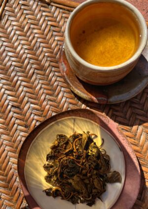 Image of loose Sakura leaves and brewed cup